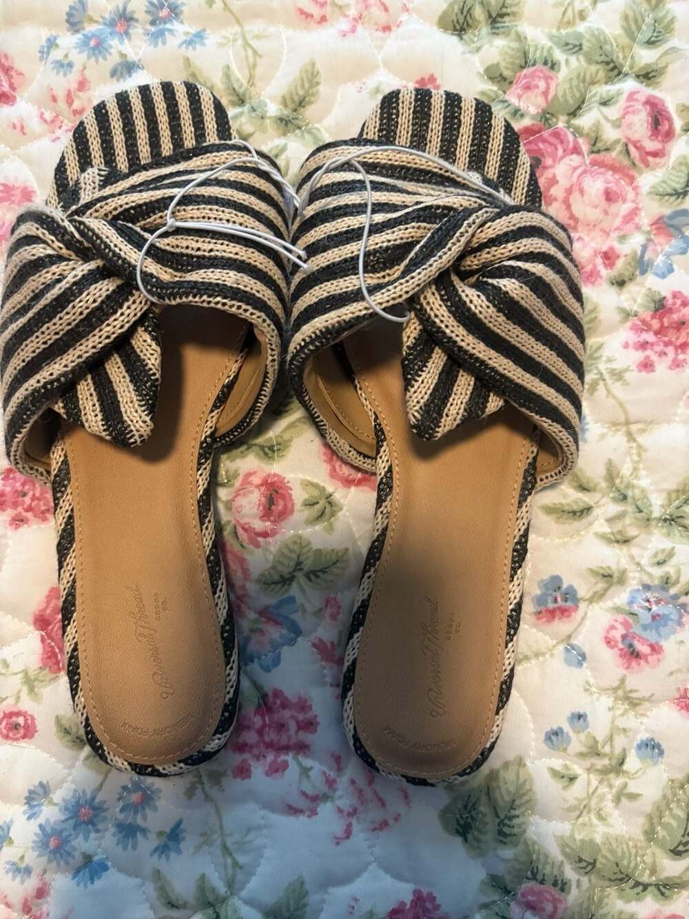 Universal Thread Sandals Size 6.5 Black Striped Slide